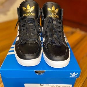 Black Adidas Originals Hard Court Hi Top Reg Youth Size 7.